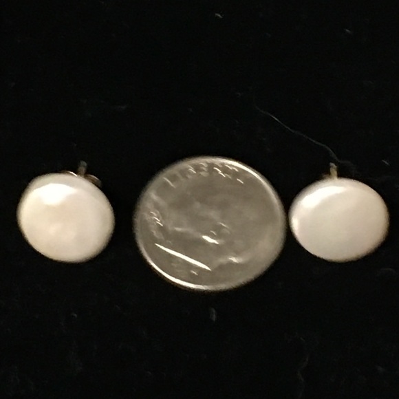 Coin pearl stud pierced earring. - Picture 5 of 7